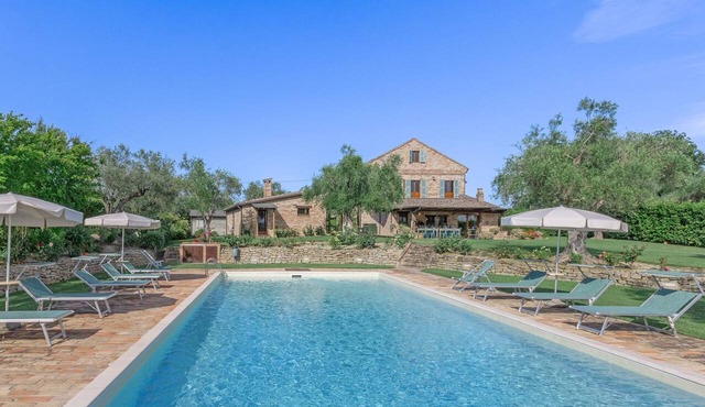 Villa Mici, comfortable country house with pool near Fermo, 15 minutes from the Adriatic Coast in Fermo