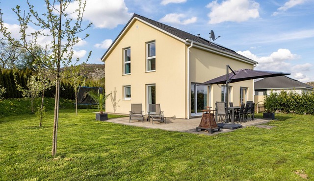 Villa "Sunshine" with Mountain Views and Wi-Fi in Niedenstein