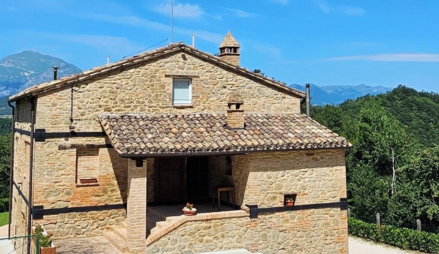 Villa Tiburro nested in a Truffle Farm in Comunanza