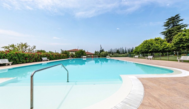 Villa Vista Lago with Lake View, Communal Pool and Air Conditioning