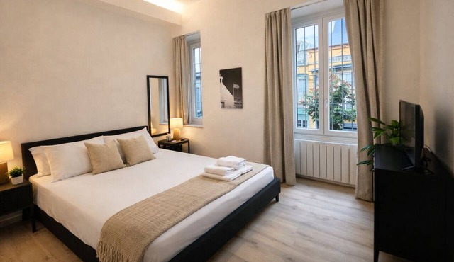 Welcome to the vibrant heart of Moscova, where this exclusive apartment welcomes you with elegance and style, offering you a dream stay in the most dynamic and sophisticated area of Milan. ✨🏙️BEDROOMS: YOUR RELAXING RETREATThe apartment features t