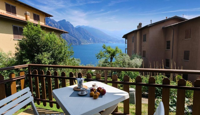 Wohnung 'Abstieg zum See' mit Wasserblick by Interhome