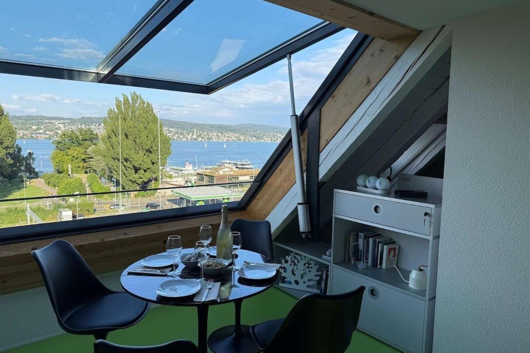 District 2 Apartment | Lake Zurich Attic with Parking and View