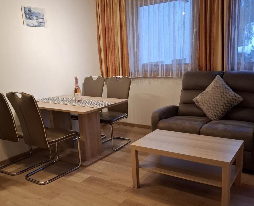 Ravaisch Apartment | Chasa Val Bella