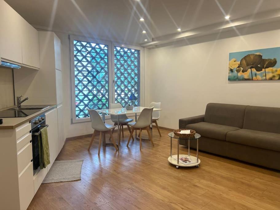 Bissone Apartment | Palm Beach apartment Bissone