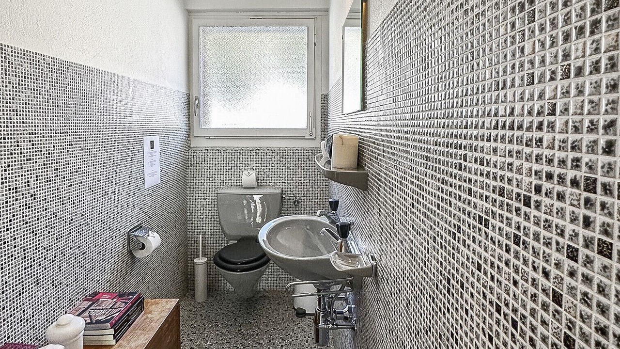 Photo of Bathroom in Lens