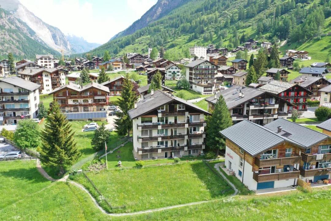 Photo of Buildings in Taesch