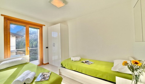 Family Apartment, 2 Bedrooms, Microwave, Mountainside (Residence degli Oleandri 4B)