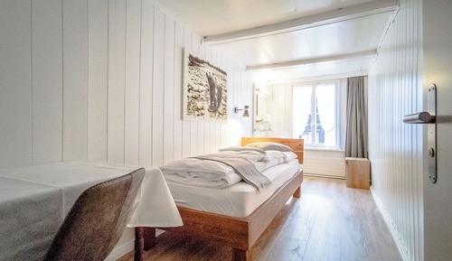 Single room with shared shower and shared toilet 