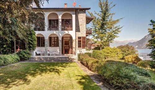 Villa with Garden View