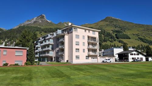 Apartment with Mountain View