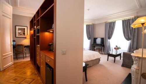 Urban Suite - City View & balcony
