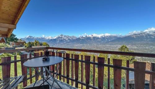 Apartment with Mountain View
