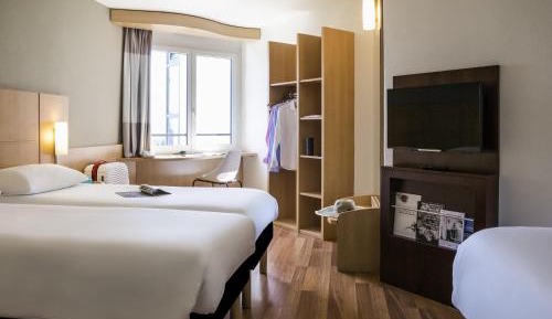 Standard Triple Room with There Single Beds