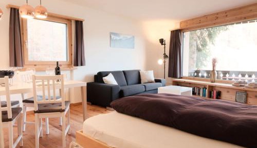 Apartment with Mountain View