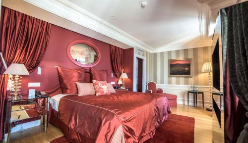 Suite with Lake View