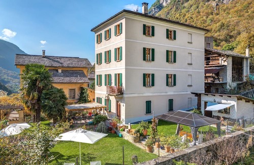 Castasegna Apartment | Spacious holiday flat