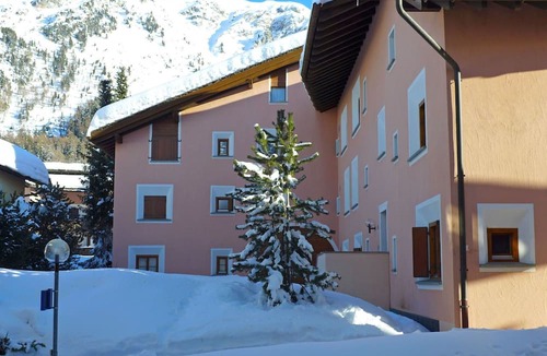 Surlej Apartment | Nice apartment for 4 guests with WIFI, TV, balcony, pets allowed, panoramic view and parking