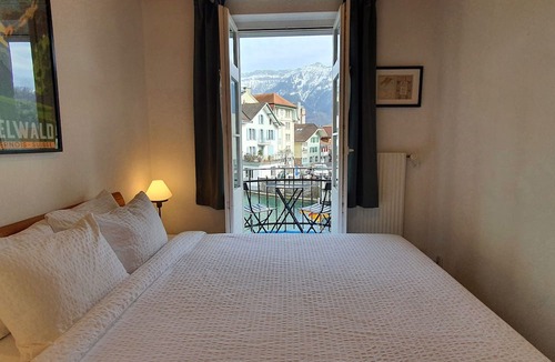 Unterseen Hotel | The Aarburg Hotel & Café