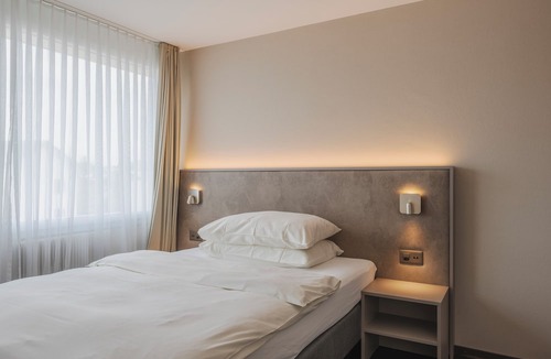 Glattbrugg Hotel | Amanthos Living Zürich Airport (Self Check In)