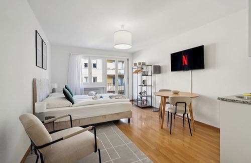 District 6 Apartment | Modern City Studio | Walk Everywhere - Crown 47