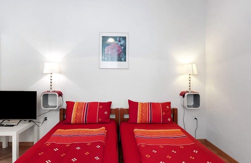 Kreuzlingen Apartment | 'Zimmer mit Kitchenette Rosenbaum' with Shared Garden and Wi-Fi