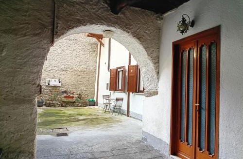 Tapigliano Apartment | Casa al Lago, Tapigliano, Nebbiuno, cozy apartment By Guestaly