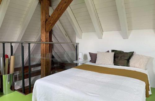 District 2 Apartment | Lake Zurich Attic with Parking and View