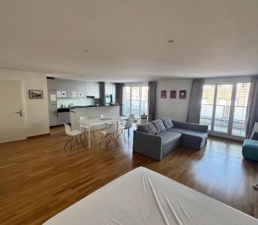 Vorstadte Apartment | New Penthouse Loft with Rooftop Terrace 50sqm, Hot Tub, Open Kitchen Island, 2 BR, City Center