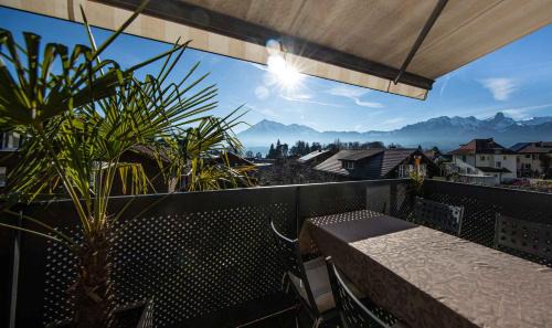 Huenibach Villa | Lake and Mountain View Villa with Whirlpool and Free Parking in Huenibach