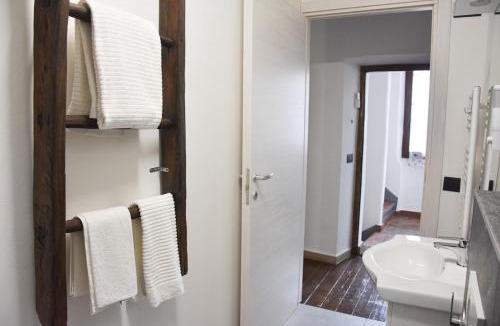 Lavena Ponte Tresa Apartment | 2 min dal Lago di Lugano - 3 bagni, 2 camere, Wi-fi & aria condizionata