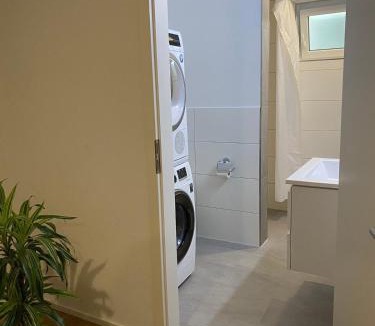 Gurmels Apartment | Privates Gästezimmer mit eigenem Bad & Küche im UG
