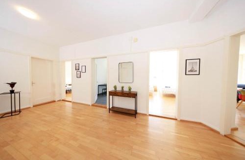 Sihlfeld Apartment | Zurich City Gem Steps to Tram Family & group