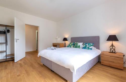 Werd Apartment | KAYA Zurich Apartment 4A - Downtown 2BR Apt with Balcony