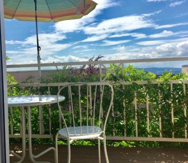 Bellikon House | Zimmer mit Bad und Balkon