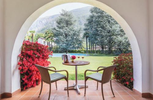 Arcegno House | Hotel Garni Elena, Pool & Garden
