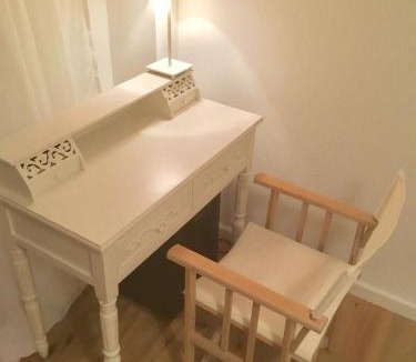 Bellikon House | Zimmer mit Bad und Balkon