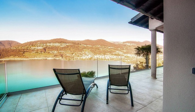 Large apartment with breathtaking views of the lake (LA PALMA 2)