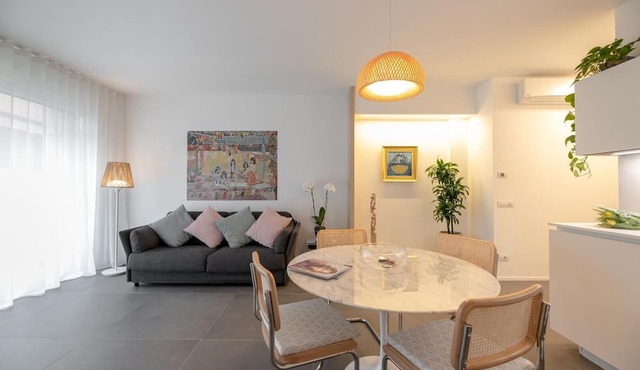 Central Como · Private Garden & Garage · Sleeps 5