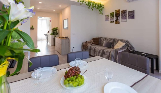 GuestHost - NEW! Apartment X6 with WIFI, A/C, underground M1!