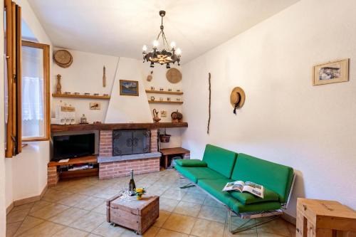 Casa Lara: Cosy Alpine Home Near Lugano + Garden (Sleeps 5) - Happy Rentals