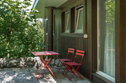 Lake & Mountain View Apartment near Faulensee Balcony BBQ & Free Parking