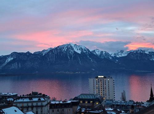 Inspiration room, lake, mountains, balcony in Montreux city center