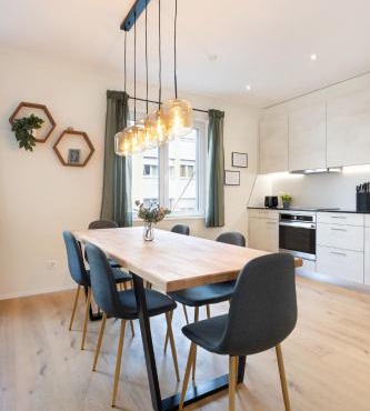 Central Alpine Stay - Modern & Free Parking