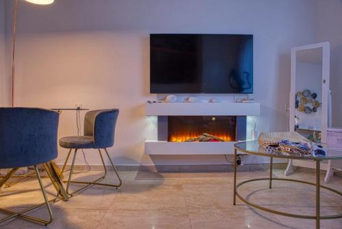 Elegant apartment with pool and parking