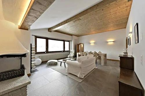 Attic Lake View with Free Parking