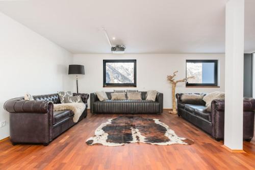 Luxury chalet with panoramic views, sauna, hot tub & cinema