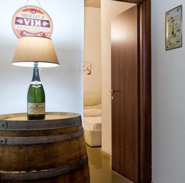 The Wine Cave, Cool & Spacious 2BR, Steps from Milano Centrale, ideal for large groups and families