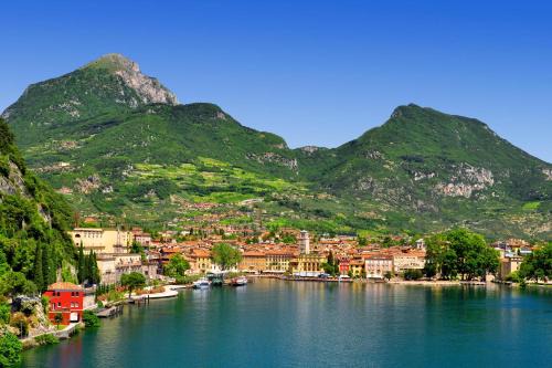 Tulipano Apt - Palazzo Palermo 1817 A/C, 2BR, Sleeps 4 - Happy Rentals