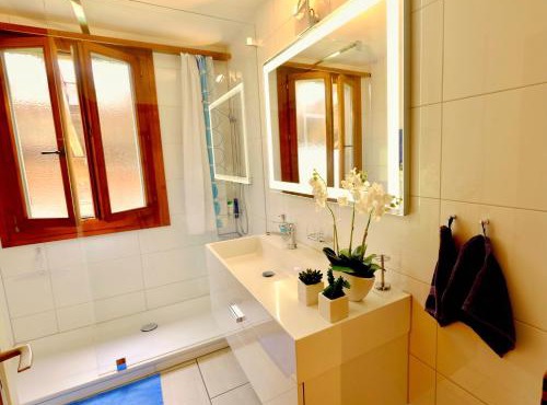 Chalet Oberhofen am Thunersee, 4 Sterne Privatwohnung, 2 Schlafzimmer, gratis Parkplatz, Seeblick